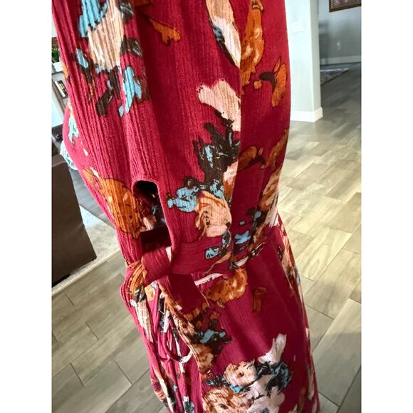 Red floral summer dress. Perfect for the beach or brunch with friends - Picture 3 of 3